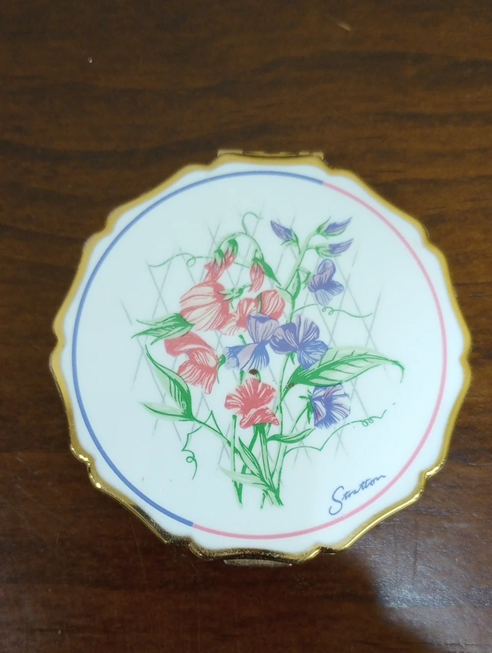 Stratton England Sweet Pea White Floral Powder Compact - Vintage!